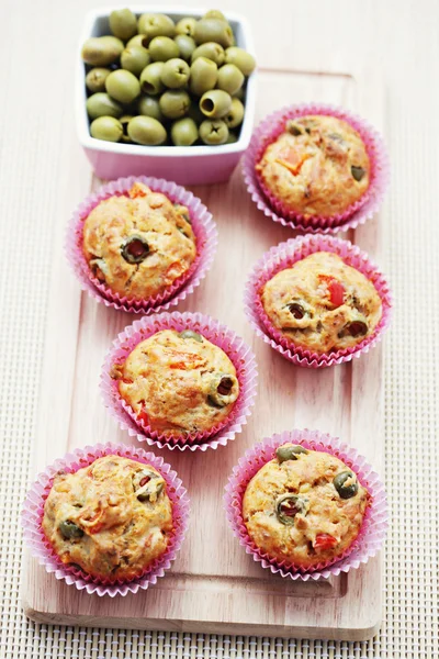 Muffiny s zelenými olivami — Stock fotografie
