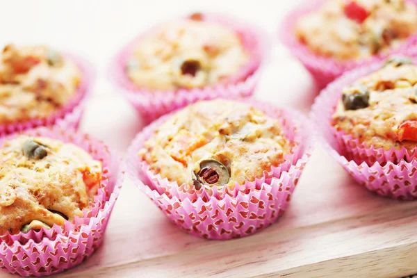 Muffins con aceitunas verdes —  Fotos de Stock