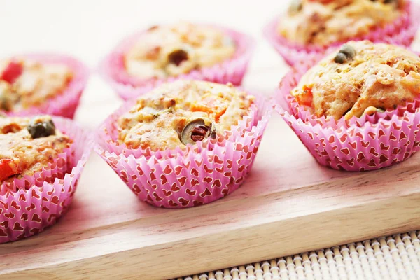 Muffins con aceitunas verdes —  Fotos de Stock