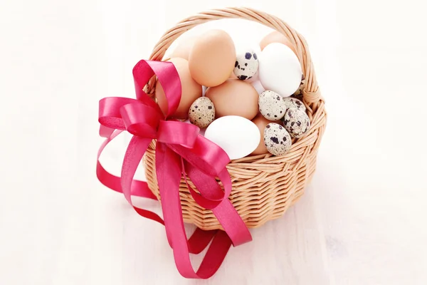 Cesta de huevos — Foto de Stock