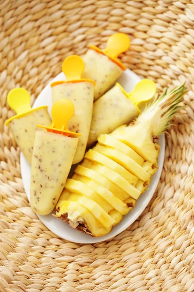 Ananas consumptie-ijs — Stockfoto