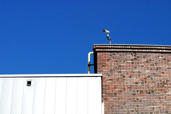 Камера безпеки на фоні блакитного неба — стокове фото