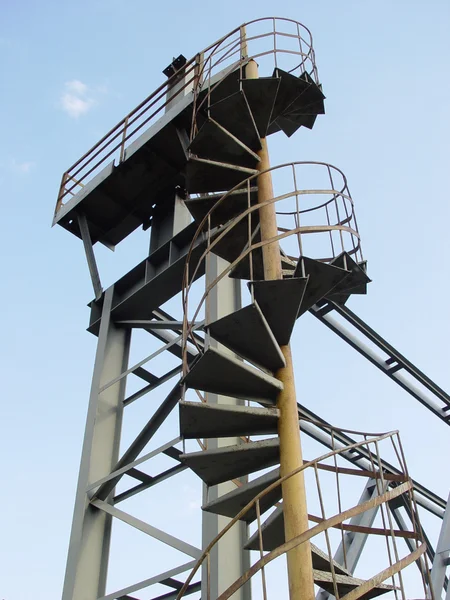 Escadaria contra o céu azul — Fotografia de Stock