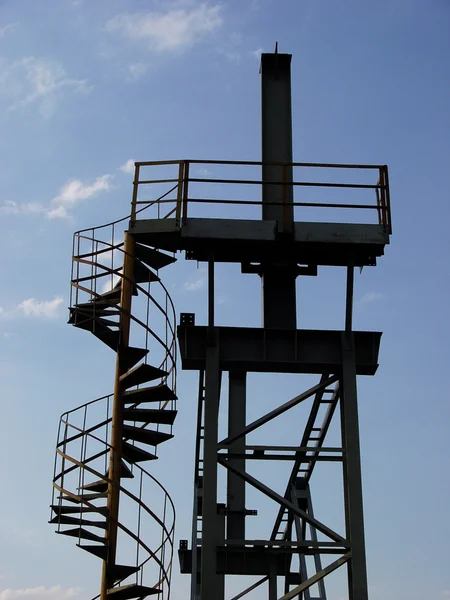 Лестница против голубого неба — стоковое фото