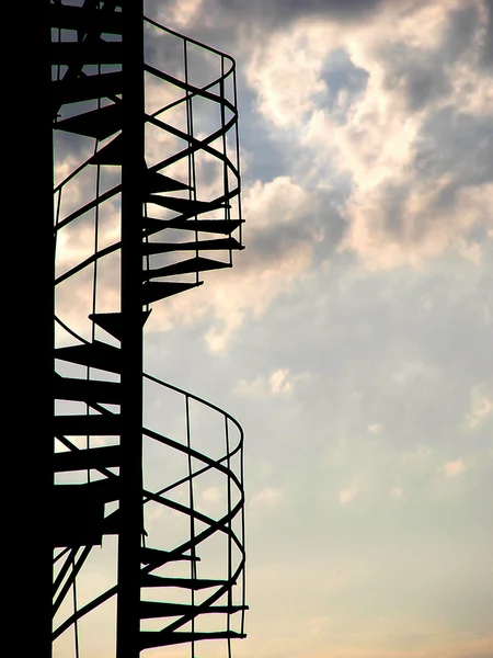 Treppe gegen den blauen Himmel — Stockfoto