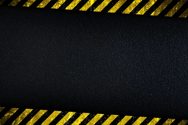 暗い背景の黄色の警告ストライプ — ストック写真