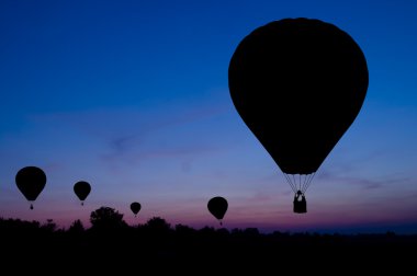 gün batımı bir arka plan üzerinde balon silüeti.