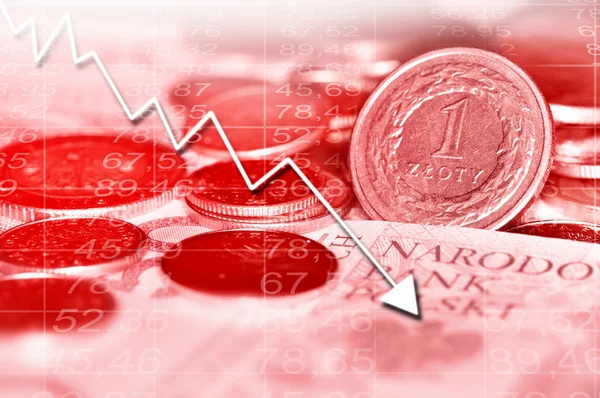 Pijl grafiek naar beneden en Pools valuta op achtergrond — Stockfoto