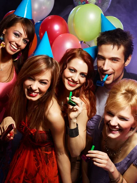 Amigos felizes em uma festa — Fotografia de Stock