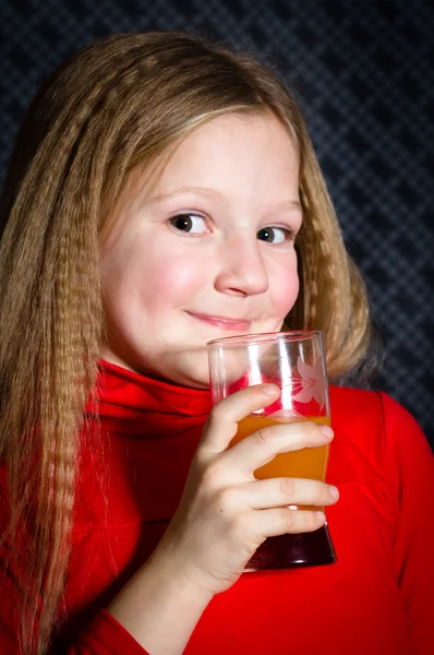Vacker liten flicka med glas i händerna — Stockfoto
