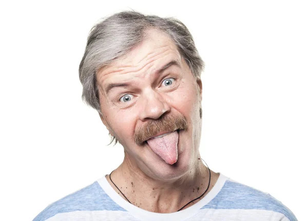 Смешной взрослый человек показывает язык изолирован на белом фоне — стоковое фото