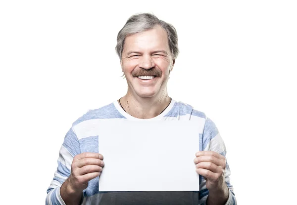 Älterer Mann hält eine leere Plakatwand auf weißem Hintergrund — Stockfoto