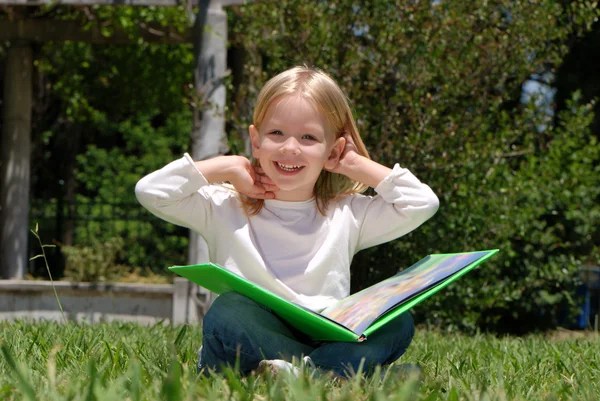 A menina com livro no parque — Fotografia de Stock