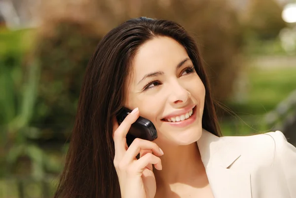 Piękny młody biznes kobieta z telefonu komórkowego — Zdjęcie stockowe