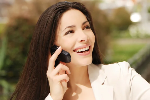 휴대 전화와 함께 아름 다운 젊은 비즈니스 우먼 — 스톡 사진