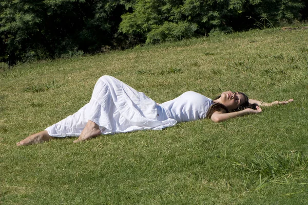 草地上放松女孩 — 图库照片