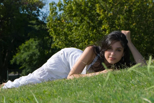 Menina relaxante no prado — Fotografia de Stock