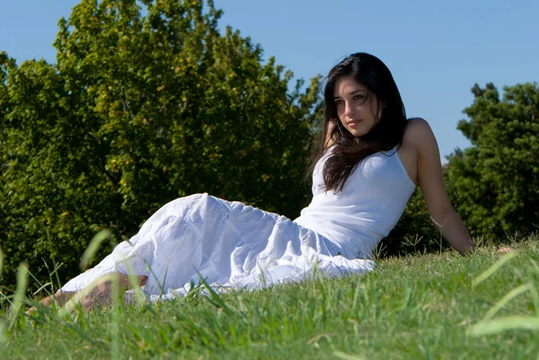 Menina relaxante no prado — Fotografia de Stock