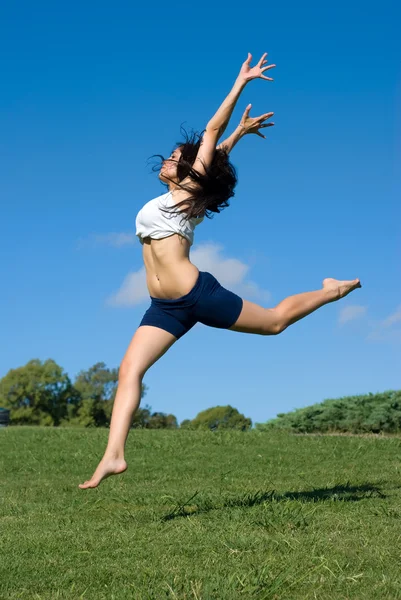 Счастливая девочка, прыгающая под открытым небом — стоковое фото