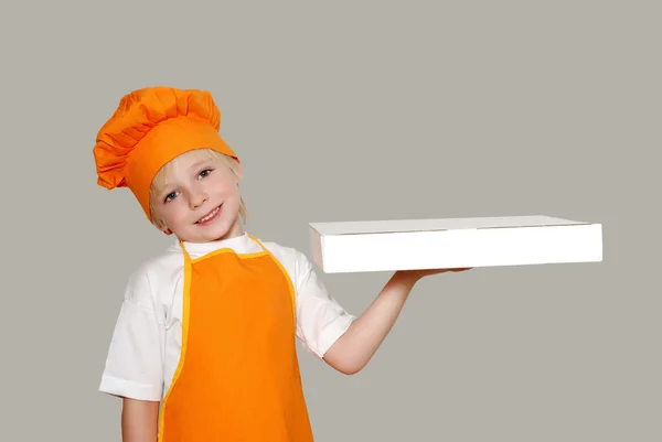 Porträt der kleinen Köchin mit Pizzaschachtel — Stockfoto