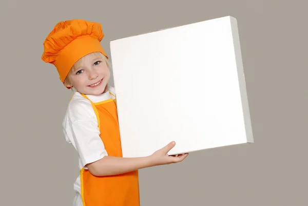 Retrato do pequeno cozinheiro com uma caixa para pizza — Fotografia de Stock