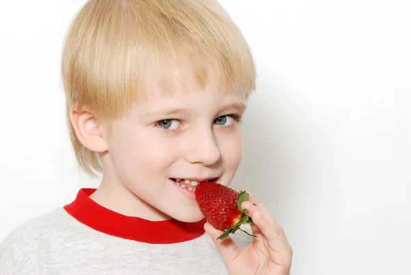 Le gentil garçon avec une fraise — Photo