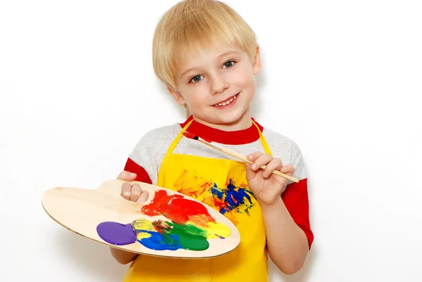 Petit garçon avec pinceau et palette d'artiste avec plusieurs couleurs — Photo