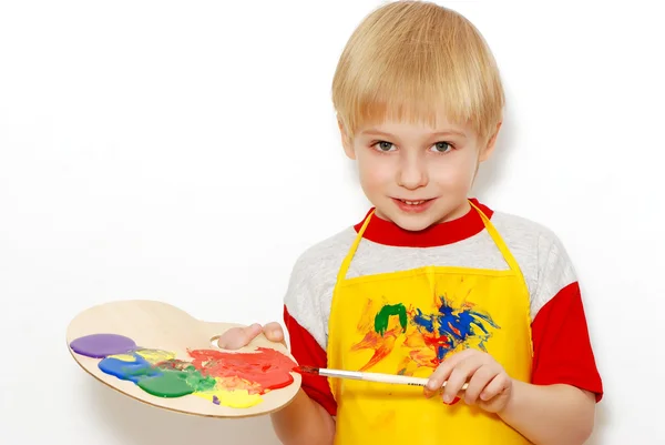 Kleiner Junge mit Pinsel und Malerpalette mit vielen Farben — Stockfoto
