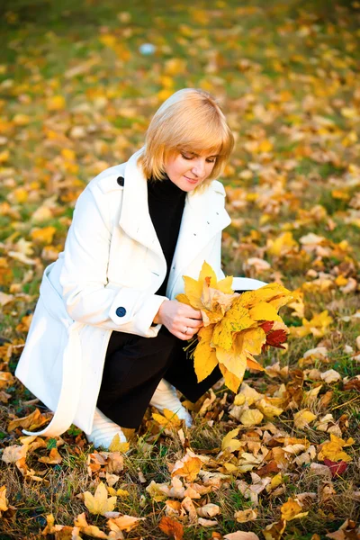 Portret van mooie vrouw in herfst park — Stockfoto