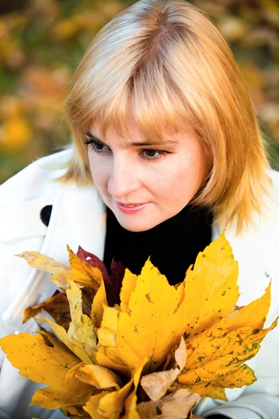 Portrait of pretty woman in autumn park — Stock Photo, Image