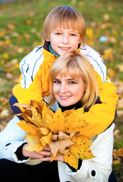 Μητέρα και γιος στο πάρκο φθινόπωρο — Φωτογραφία Αρχείου