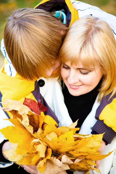 Moeder en zoon in herfstpark — Stockfoto