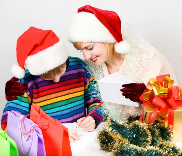 La bella famiglia scrive lettera a Babbo Natale — Foto Stock