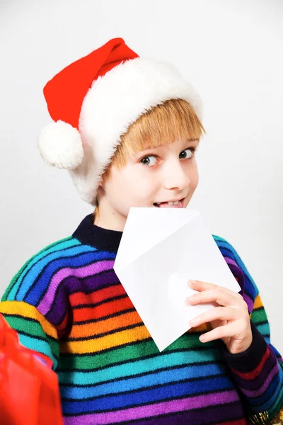 Маленький мальчик посылает письмо Санта-Клаусу — стоковое фото