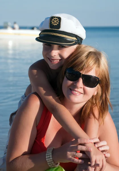 Matka i dziecko (syn) na plaży w letni dzień — Zdjęcie stockowe