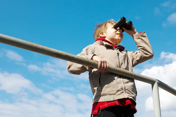 小男孩用双筒望远镜 — 图库照片