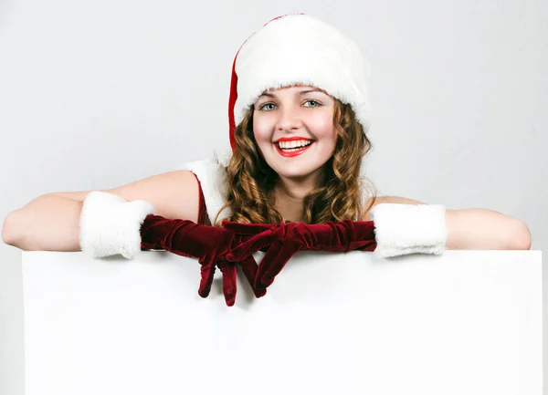 Weiblicher Weihnachtsmann mit weißer Weihnachtskarte — Stockfoto