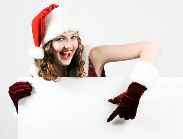 Kadın santa Noel beyaz kartı tutan — Stok fotoğraf
