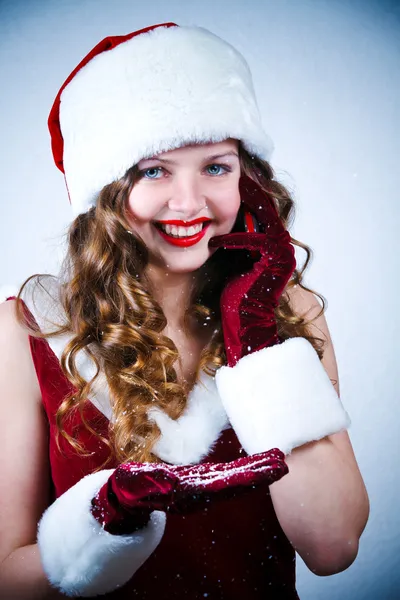Bella signorina Babbo Natale guardando la neve e cellulare — Foto Stock