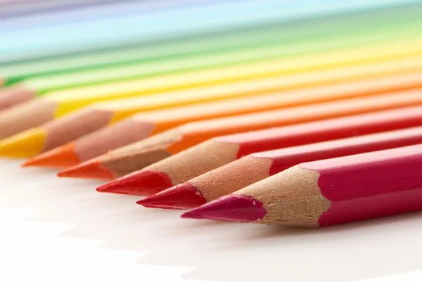 Färg pennor på en vit bakgrund — Stockfoto