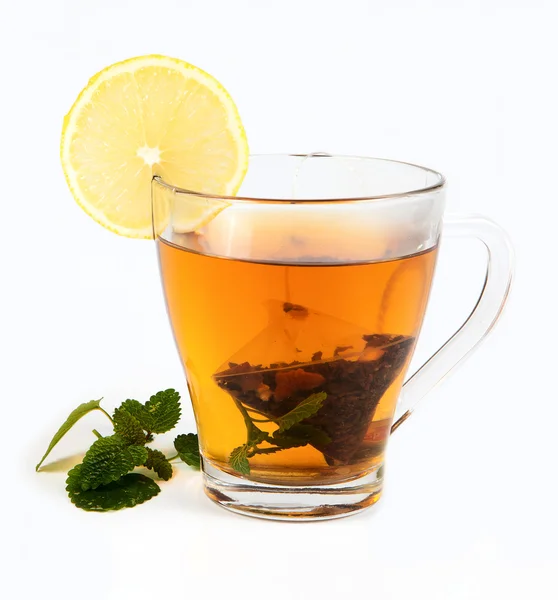 Τσάι σε φλιτζάνι με μέντα φύλλων και λεμόνι απομονώνονται σε λευκό φόντο — Φωτογραφία Αρχείου