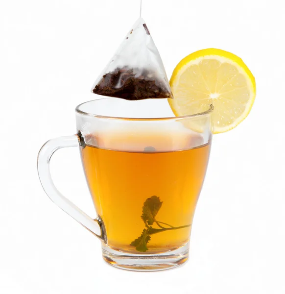 Чай в чашке с мятой и лимоном на белом фоне — стоковое фото
