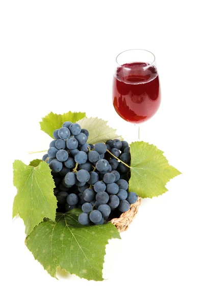 赤ワインはブドウと白で隔離されロッド グラス — ストック写真