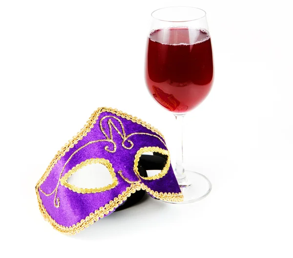 Copo de vinho tinto e a máscara veneziana sobre um fundo branco — Fotografia de Stock