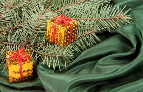 Рождественский подарок коробка на зеленом фоне — стоковое фото