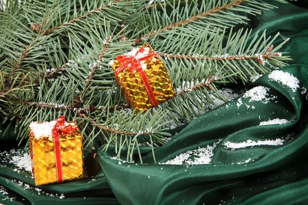 Caixa de presente de Natal em fundo verde — Fotografia de Stock