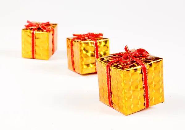 Beyaz zemin üzerine altın hediye kutusu — Stok fotoğraf