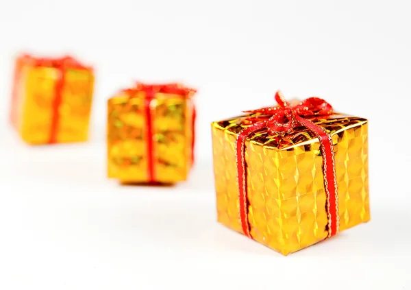Beyaz zemin üzerine altın hediye kutusu — Stok fotoğraf