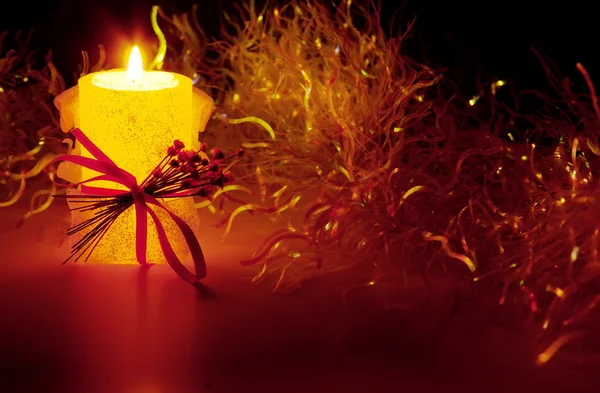 Χριστουγεννιάτικα στολίδια και κεριά — Φωτογραφία Αρχείου