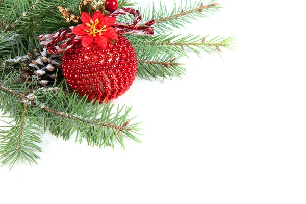 Větve vánočního stromu s míčem a borovou — Stock fotografie